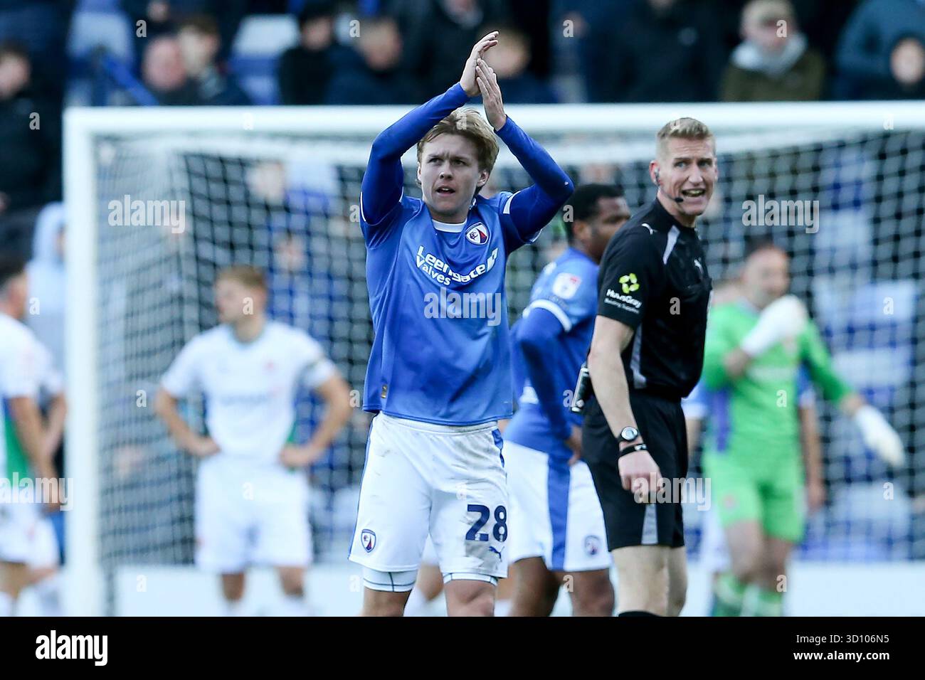 Birkenhead, Großbritannien. Oktober 2025. Ronan Darcy von Chesterfield zeigt seinen Dank an die Fans, wenn er das Spielfeld verlässt. EFL Skybet Football League Two Match, Tranmere Rovers gegen Chesterfield im Prenton Park, Birkenhead, Wirral am Samstag, den 25. Oktober 2025. Dieses Bild darf nur für redaktionelle Zwecke verwendet werden. Nur redaktionelle Verwendung, .PIC von Chris Stading/ Credit: Andrew Orchard Sportfotografie/Alamy Live News Stockfoto