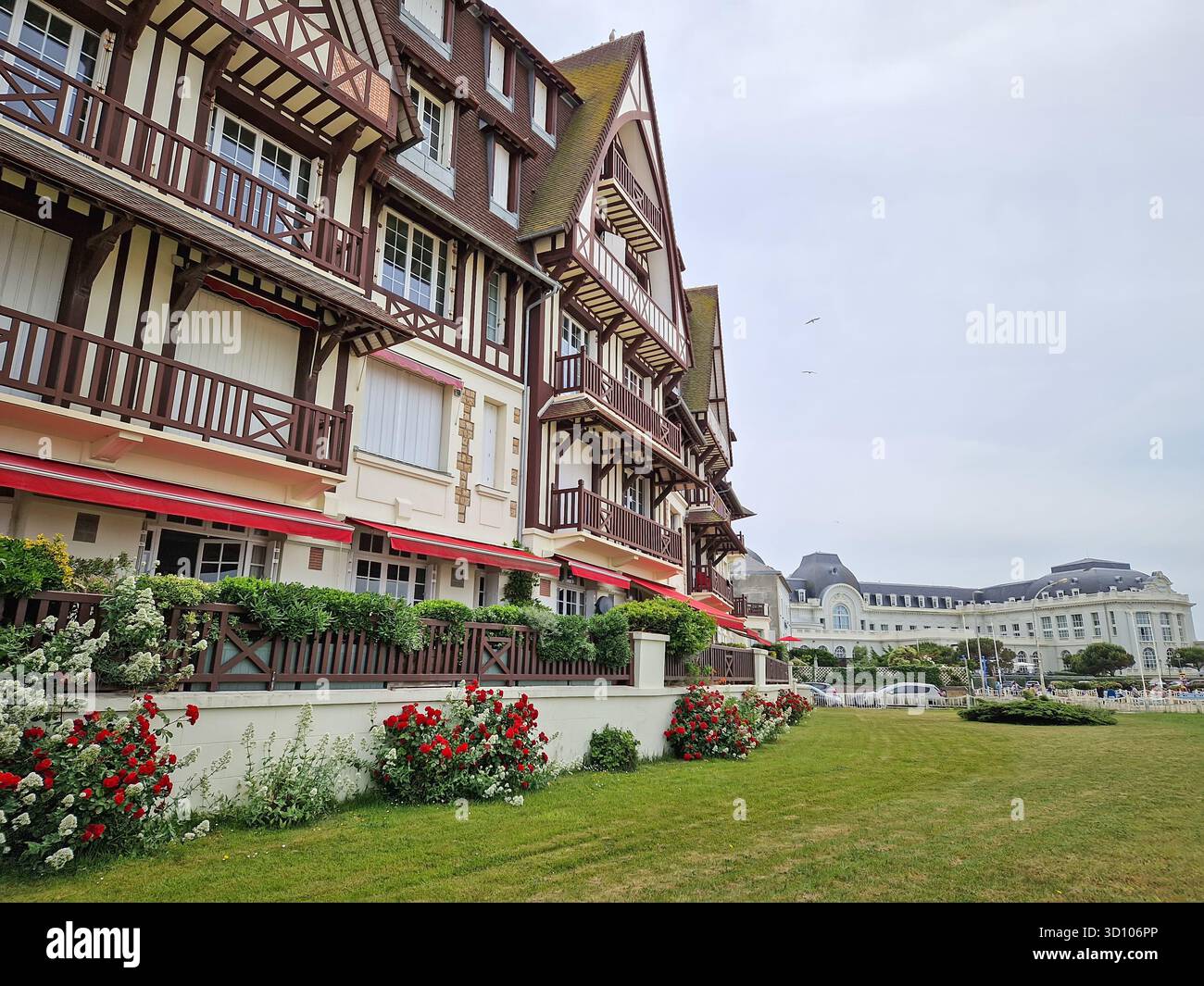 Trouville-sur-Mer, Normandie, Frankreich - 31. Mai 2025: Neormannische Architektur der Stadt Trouville. Die Fassade zeichnet sich durch dunkle Fachwerkbalken aus Stockfoto