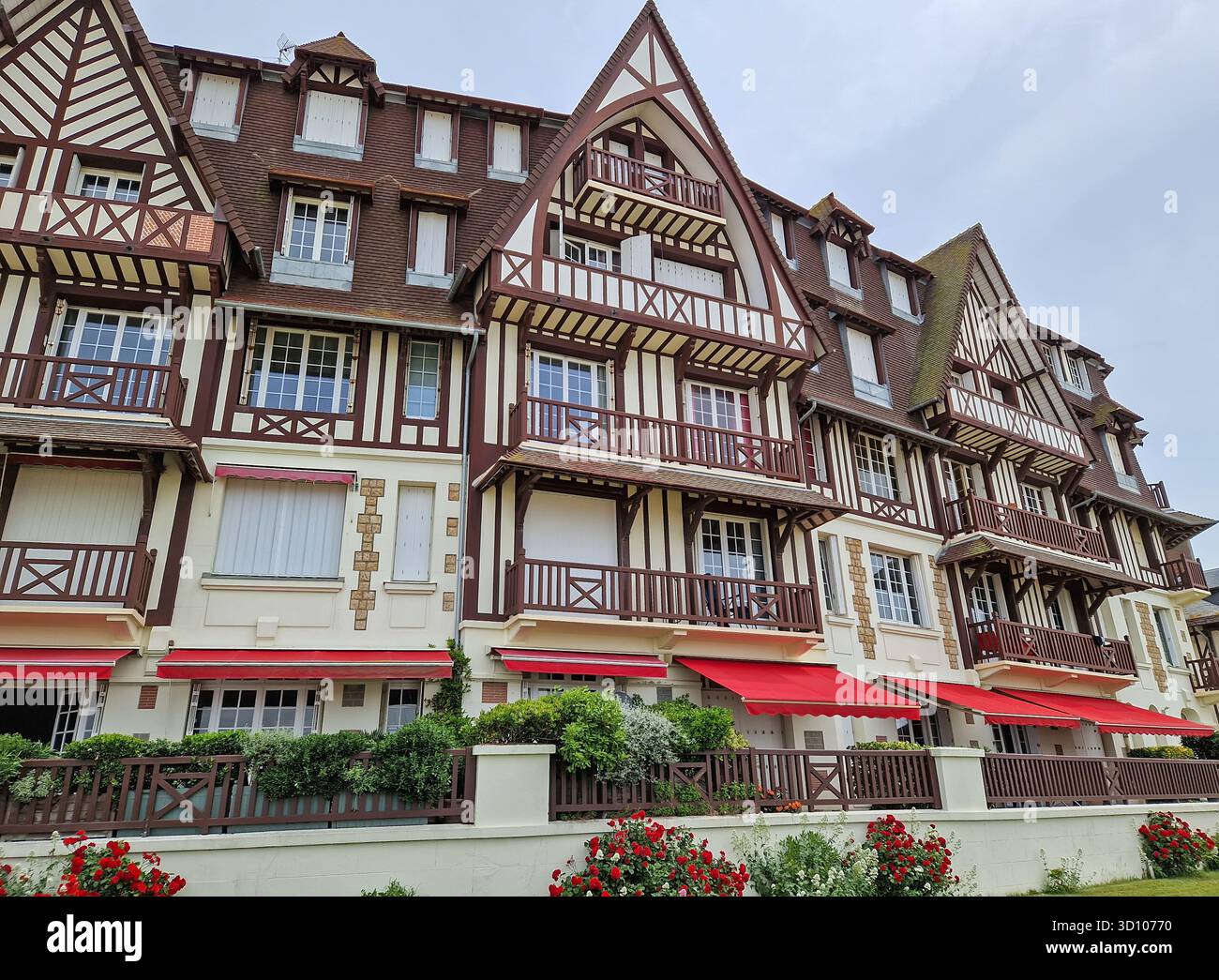 Trouville-sur-Mer, Normandie, Frankreich - 31. Mai 2025: Neormannische Architektur der Stadt Trouville. Die Fassade zeichnet sich durch dunkle Fachwerkbalken aus Stockfoto