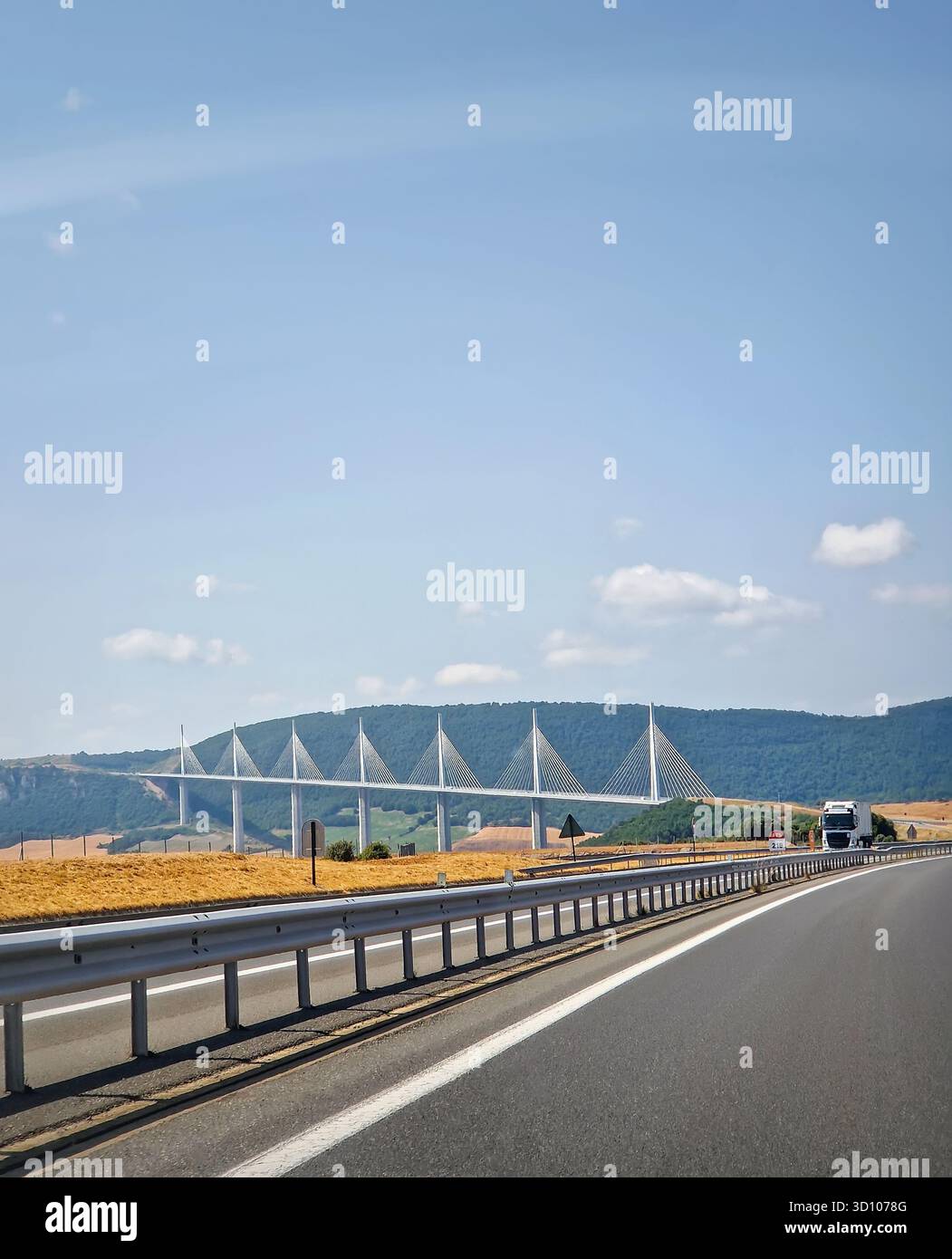 Das Millau Viadukt, das über das Tarn-Tal in Südfrankreich ragt. Eine monumentale technische Wunderwerk, eine seilgespannte Brücke, die von hohen, sich verjüngenden Brücken gestützt wird Stockfoto