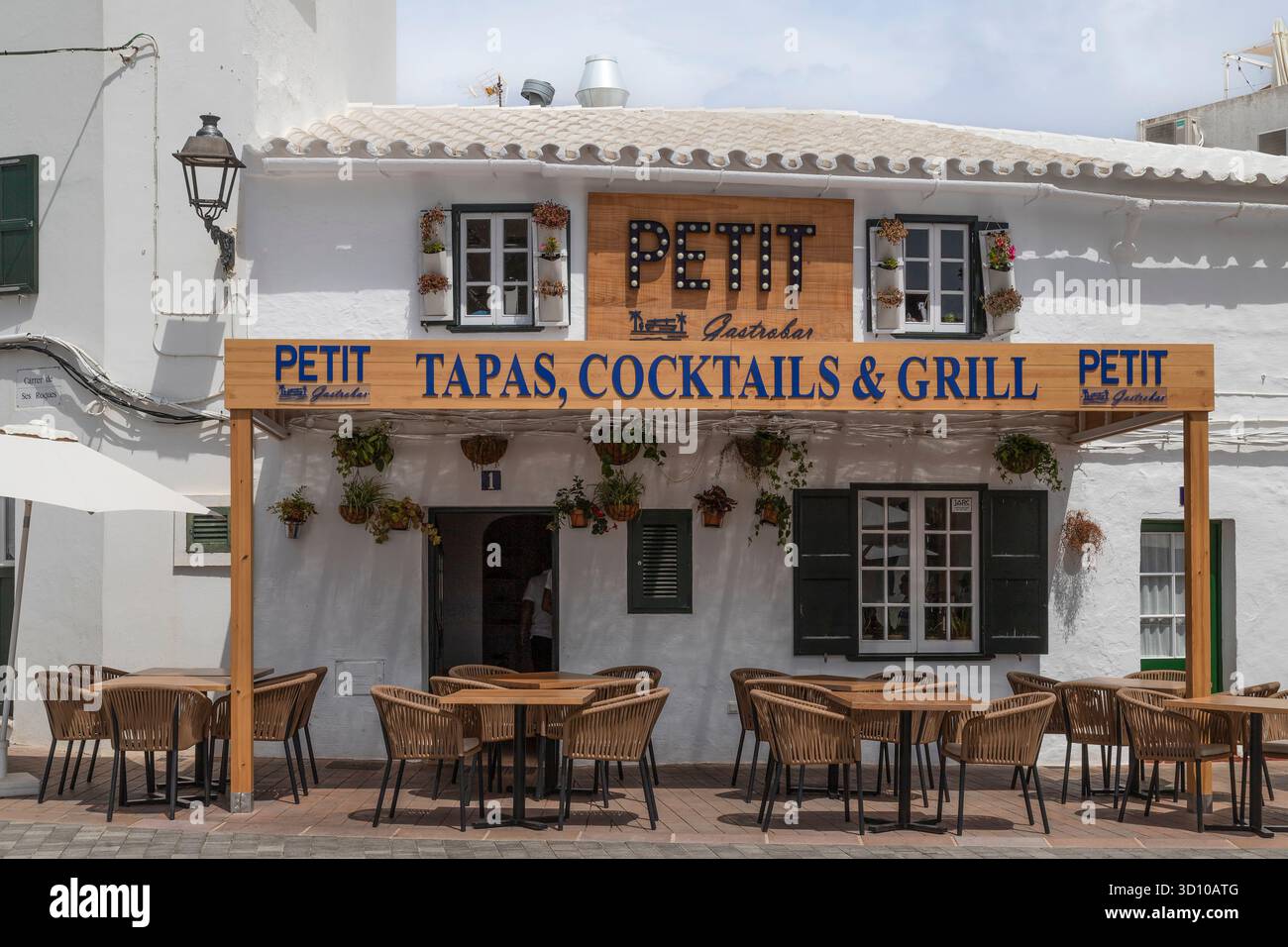 Gemütliches Restaurant mit Terrasse - Petit Gastrobar, im alten Zentrum des Fischerdorfes Fornells auf der spanischen Insel Menorca. Stockfoto