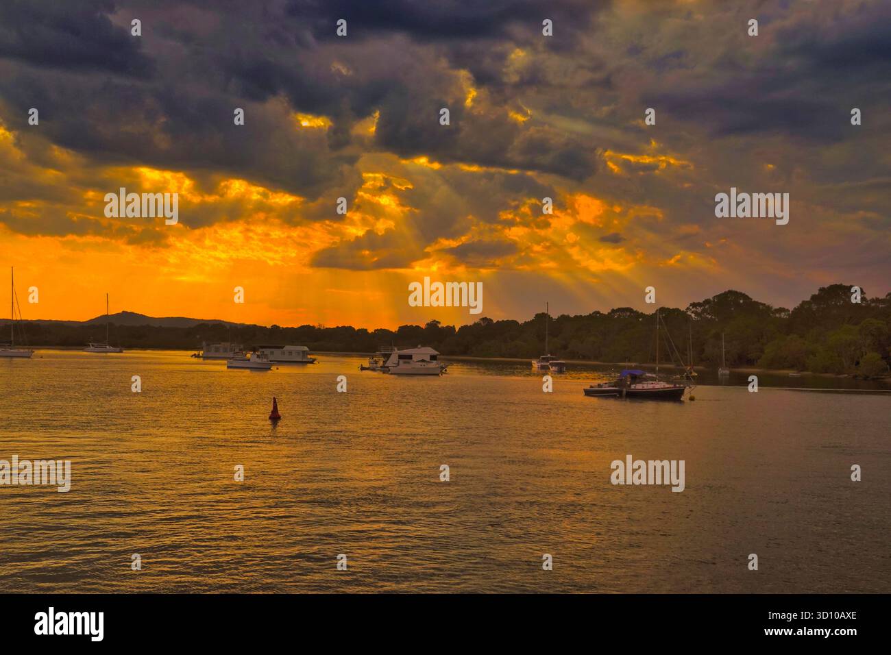 Noosa Heads, Queensland, Australien - 22. September 2025 Abendblick über den Noosa River und den Noosa Sound, während die Sonne im Westen untergeht. Stockfoto