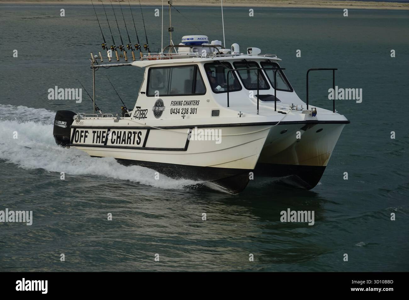 Noosa Heads, Queensland, Australien - 22. September 2025 am Ende des Tages fährt ein leeres Fischerboot zurück zur Basis auf dem Noosa River, AS Stockfoto