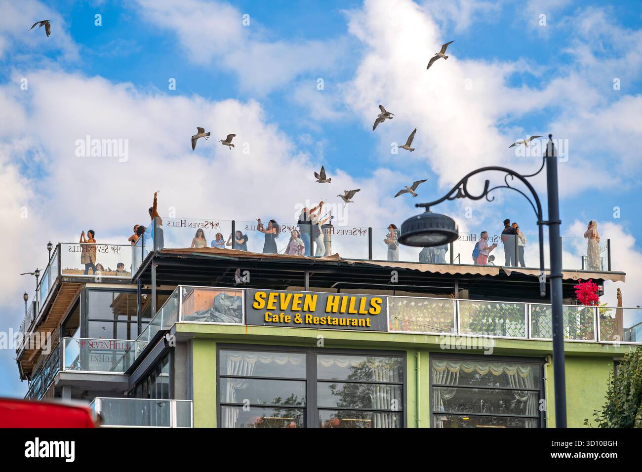 Touristen und Besucher posieren für Fotos und füttern Möwen vom Dach des Seven Hills Hotels in Istanbul, Türkei. Stockfoto
