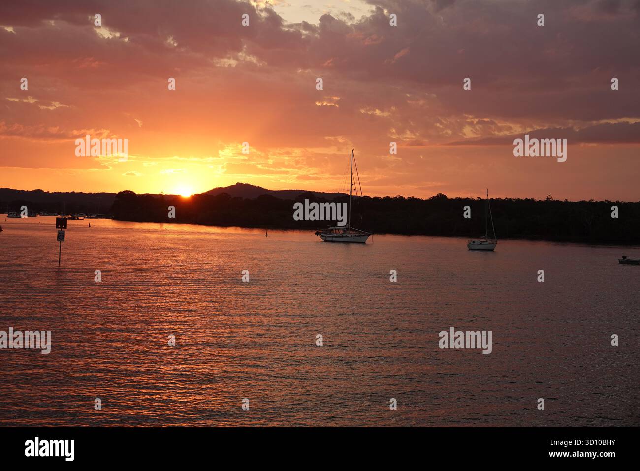 Noosa Heads, Queensland, Australien - 22. September 2025 Abendblick über den Noosa River und den Noosa Sound, während die Sonne im Westen untergeht. Stockfoto