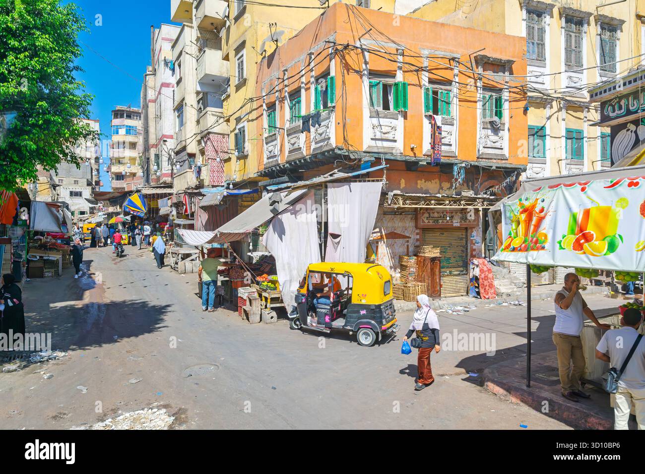 Geschäfte am Straßenrand und Straßenmärkte mit Händlern, die Waren in der Küstenstadt Alexandria, Ägypten, verkaufen. Stockfoto