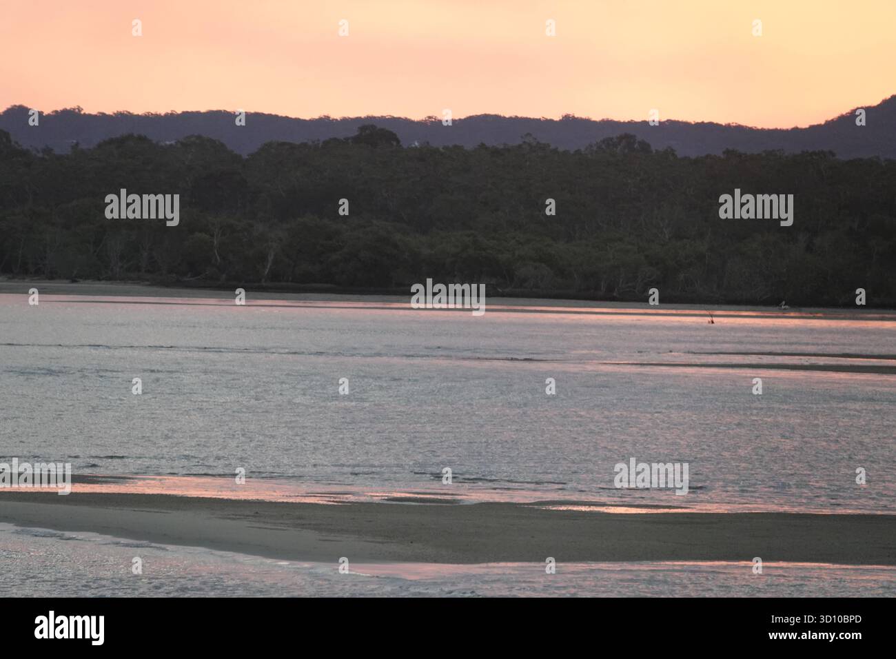 Noosa Heads, Queensland, Australien - 22. September 2025 Abendblick über den Noosa River und den Noosa Sound, während die Sonne im Westen untergeht. Stockfoto