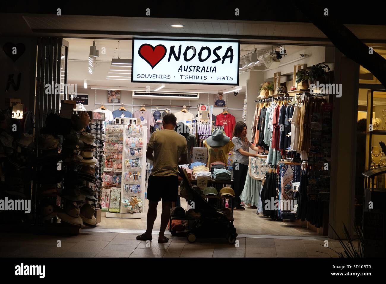 Noosa Heads, Queensland, Australien - 22. September 2025 Abendbummel auf der berühmten Hastings Street in Noosa Heads. Stockfoto