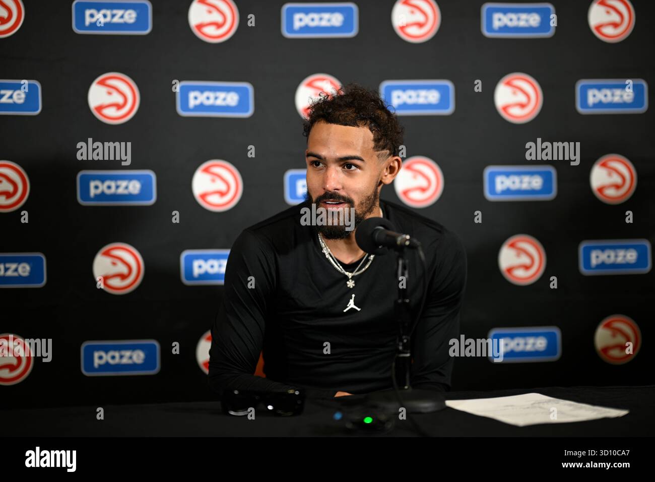 Atlanta Hawks guard Trae Young talks with reporters after an NBA basketball game against the Orlando Magic, Friday, Oct. 24, 2025, in Orlando, Fla. (AP Photo/Phelan M. Ebenhack) Stockfoto