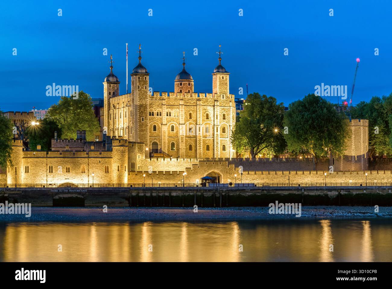 Nächtlicher Blick auf den Tower of London mit wunderschöner Beleuchtung und Reflexion auf die Themse, berühmtes britisches Wahrzeichen und beliebte Touristenattraktion Stockfoto
