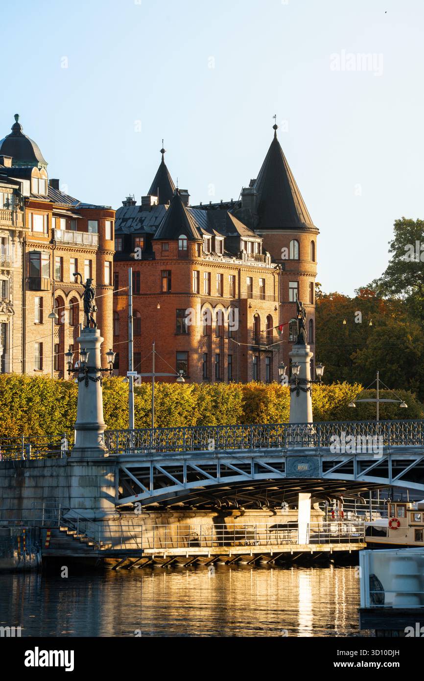 Historisches Stockholmer Stadtviertel, Östermalm mit alten Gebäuden am Strandvagen und der Djurgårdsbron-Brücke am frühen Herbstmorgen im Oktober Stockfoto