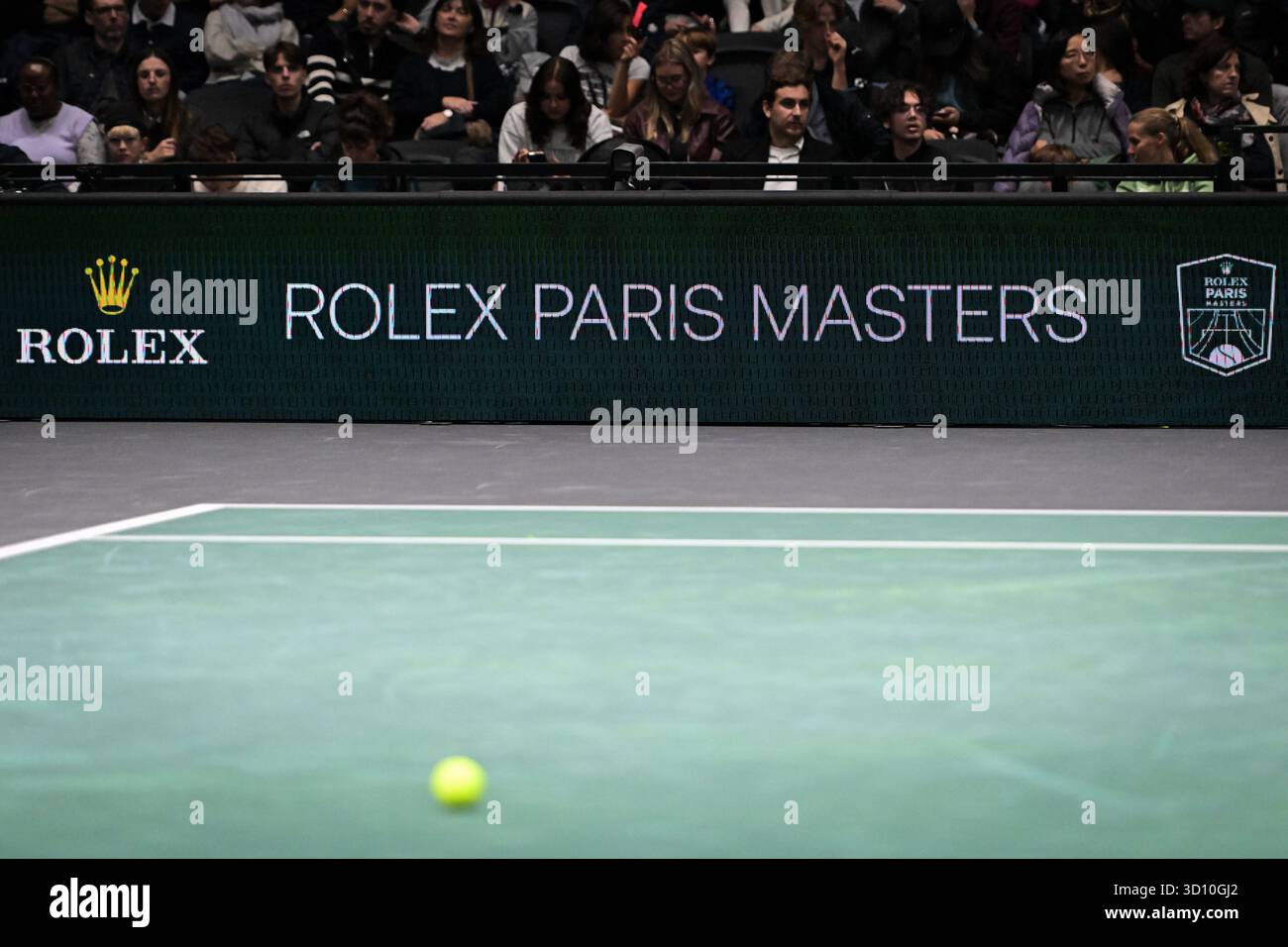 Paris, Frankreich. Oktober 2025. Die Zuschauer nehmen am 25. Oktober 2025 an der Qualifikation Rolex Paris Masters 2025 in der Pariser La Defense Arena teil. Foto: Firas Abdullah/ABACAPRESS.COM Credit: Abaca Press/Alamy Live News Stockfoto