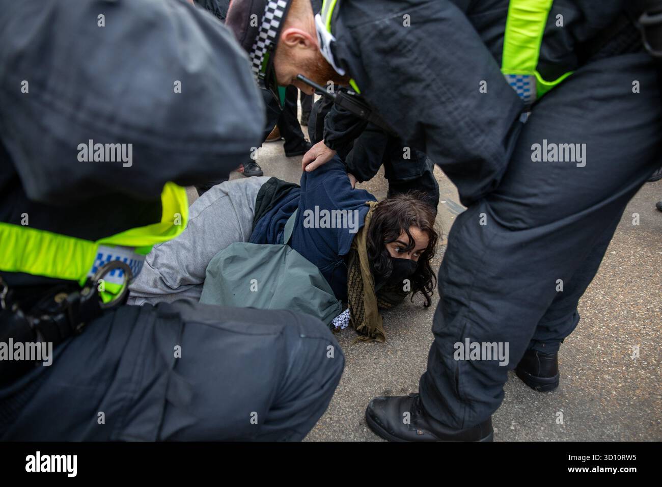 London, UK, 25. Oktober 2025. Die Polizei verhaftet ein Mitglied von Stand Up to Rassismus, weil es Anweisungen bezüglich der Bedingungen, die geschaffen wurden, um gegnerische Demonstranten voneinander zu halten, nicht befolgt hat. Die United Kingdom Independence Party (UKIP), Mitglieder und Unterstützer marschierten durch Zentral-London und forderten Massendeportationen illegaler Einwanderer, während der Führer Nick Tenconi den marsch anführte. Ursprünglich war die Veranstaltung in Whitechapel im Osten Londons geplant. Quelle: James Willoughby/ALAMY Live News Stockfoto London, UK, 25. Oktober 2025. Die Polizei verhaftet ein Mitglied von Stand Up to Rassismus, weil es Anweisungen bezüglich der Bedingungen, die geschaffen wurden, um gegnerische Demonstranten voneinander zu halten, nicht befolgt hat. Die United Kingdom Independence Party (UKIP), Mitglieder und Unterstützer marschierten durch Zentral-London und forderten Massendeportationen illegaler Einwanderer, während der Führer Nick Tenconi den marsch anführte. Ursprünglich war die Veranstaltung in Whitechapel im Osten Londons geplant. Quelle: James Willoughby/ALAMY Live News Stockfoto