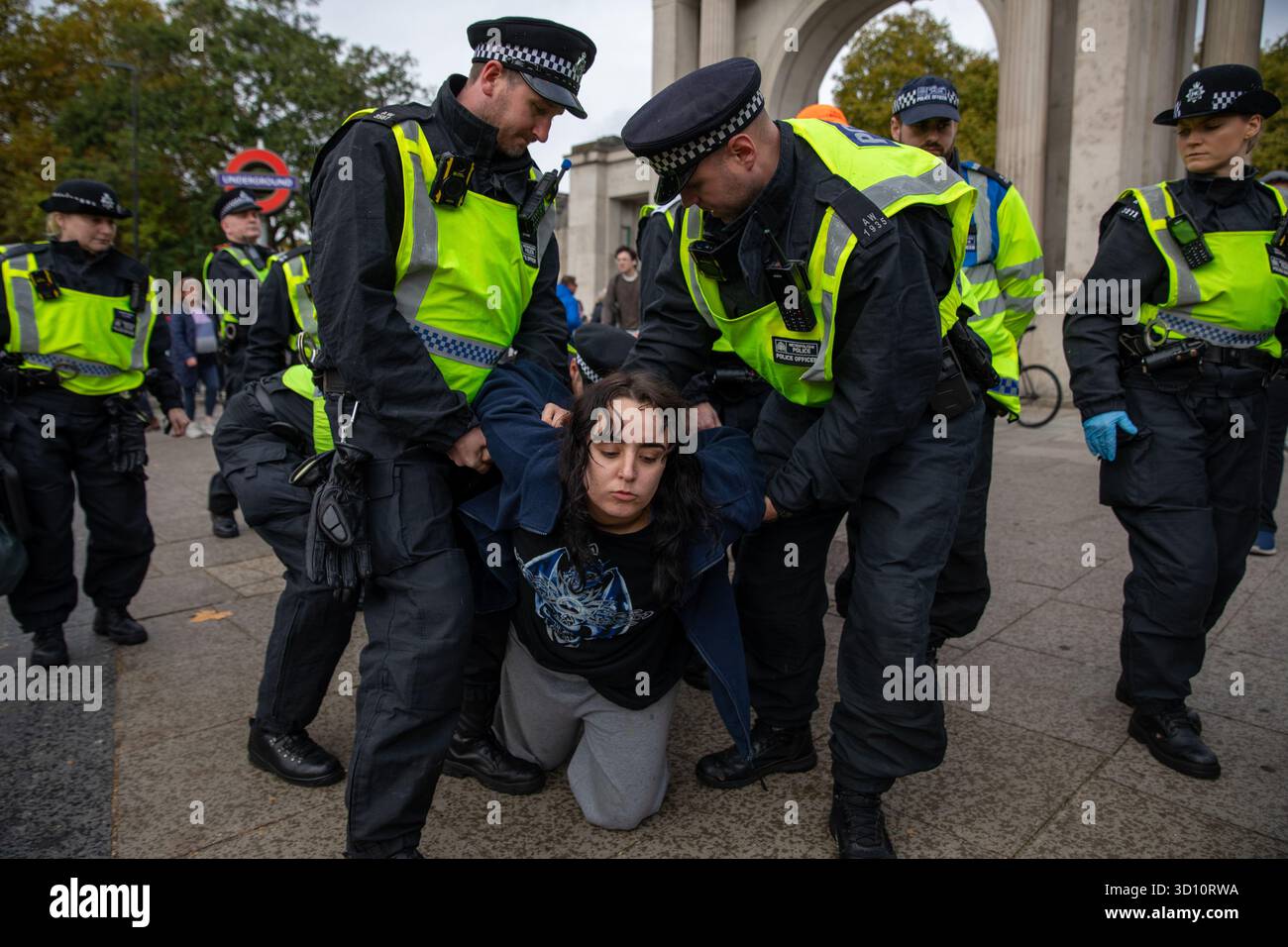 London, UK, 25. Oktober 2025. Die Polizei verhaftet ein Mitglied von Stand Up to Rassismus, weil es Anweisungen bezüglich der Bedingungen, die geschaffen wurden, um gegnerische Demonstranten voneinander zu halten, nicht befolgt hat. Die United Kingdom Independence Party (UKIP), Mitglieder und Unterstützer marschierten durch Zentral-London und forderten Massendeportationen illegaler Einwanderer, während der Führer Nick Tenconi den marsch anführte. Ursprünglich war die Veranstaltung in Whitechapel im Osten Londons geplant. Quelle: James Willoughby/ALAMY Live News Stockfoto London, UK, 25. Oktober 2025. Die Polizei verhaftet ein Mitglied von Stand Up to Rassismus, weil es Anweisungen bezüglich der Bedingungen, die geschaffen wurden, um gegnerische Demonstranten voneinander zu halten, nicht befolgt hat. Die United Kingdom Independence Party (UKIP), Mitglieder und Unterstützer marschierten durch Zentral-London und forderten Massendeportationen illegaler Einwanderer, während der Führer Nick Tenconi den marsch anführte. Ursprünglich war die Veranstaltung in Whitechapel im Osten Londons geplant. Quelle: James Willoughby/ALAMY Live News Stockfoto