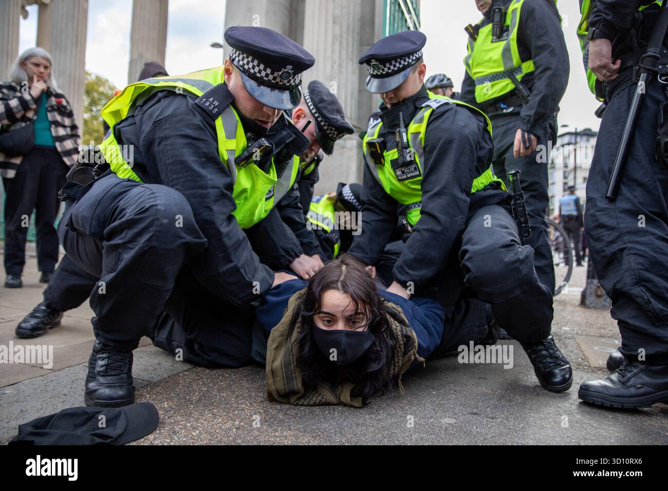 London, UK, 25. Oktober 2025. Die Polizei verhaftet ein Mitglied von Stand Up to Rassismus, weil es Anweisungen bezüglich der Bedingungen, die geschaffen wurden, um gegnerische Demonstranten voneinander zu halten, nicht befolgt hat. Die United Kingdom Independence Party (UKIP), Mitglieder und Unterstützer marschierten durch Zentral-London und forderten Massendeportationen illegaler Einwanderer, während der Führer Nick Tenconi den marsch anführte. Ursprünglich war die Veranstaltung in Whitechapel im Osten Londons geplant. Quelle: James Willoughby/ALAMY Live News Stockfoto London, UK, 25. Oktober 2025. Die Polizei verhaftet ein Mitglied von Stand Up to Rassismus, weil es Anweisungen bezüglich der Bedingungen, die geschaffen wurden, um gegnerische Demonstranten voneinander zu halten, nicht befolgt hat. Die United Kingdom Independence Party (UKIP), Mitglieder und Unterstützer marschierten durch Zentral-London und forderten Massendeportationen illegaler Einwanderer, während der Führer Nick Tenconi den marsch anführte. Ursprünglich war die Veranstaltung in Whitechapel im Osten Londons geplant. Quelle: James Willoughby/ALAMY Live News Stockfoto