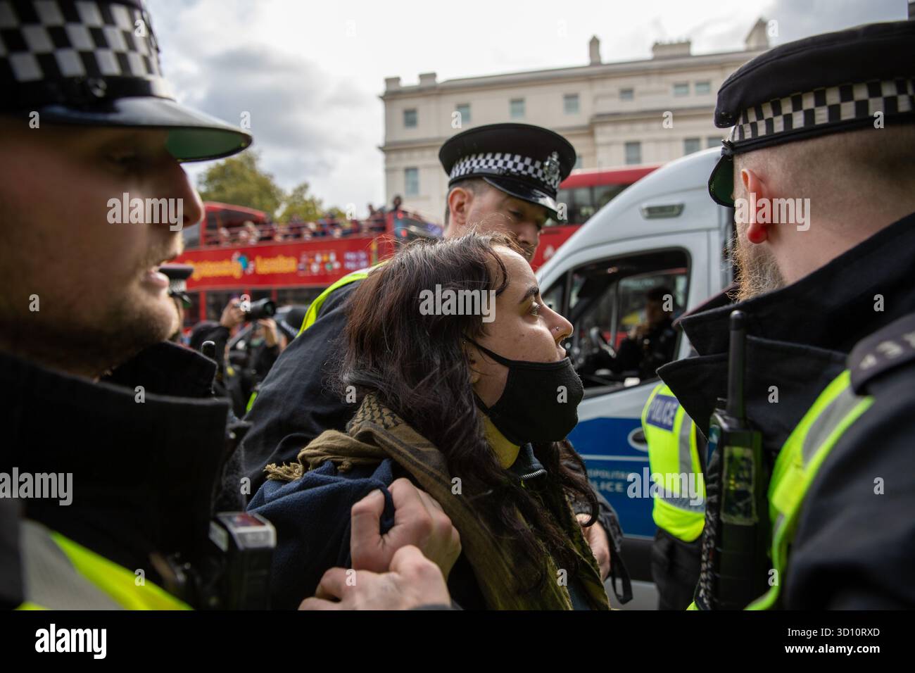 London, UK, 25. Oktober 2025. Die Polizei verhaftet ein Mitglied von Stand Up to Rassismus, weil es Anweisungen bezüglich der Bedingungen, die geschaffen wurden, um gegnerische Demonstranten voneinander zu halten, nicht befolgt hat. Die United Kingdom Independence Party (UKIP), Mitglieder und Unterstützer marschierten durch Zentral-London und forderten Massendeportationen illegaler Einwanderer, während der Führer Nick Tenconi den marsch anführte. Ursprünglich war die Veranstaltung in Whitechapel im Osten Londons geplant. Quelle: James Willoughby/ALAMY Live News Stockfoto