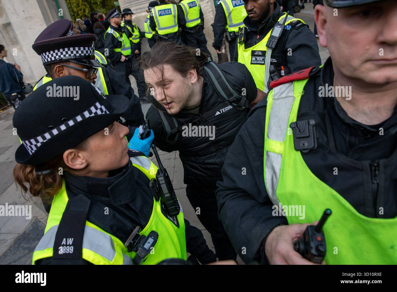 London, UK, 25. Oktober 2025. Die Polizei verhaftet ein Mitglied von Stand Up to Rassismus, weil es Anweisungen bezüglich der Bedingungen, die geschaffen wurden, um gegnerische Demonstranten voneinander zu halten, nicht befolgt hat. Die United Kingdom Independence Party (UKIP), Mitglieder und Unterstützer marschierten durch Zentral-London und forderten Massendeportationen illegaler Einwanderer, während der Führer Nick Tenconi den marsch anführte. Quelle: James Willoughby/ALAMY Live News Stockfoto London, UK, 25. Oktober 2025. Die Polizei verhaftet ein Mitglied von Stand Up to Rassismus, weil es Anweisungen bezüglich der Bedingungen, die geschaffen wurden, um gegnerische Demonstranten voneinander zu halten, nicht befolgt hat. Die United Kingdom Independence Party (UKIP), Mitglieder und Unterstützer marschierten durch Zentral-London und forderten Massendeportationen illegaler Einwanderer, während der Führer Nick Tenconi den marsch anführte. Quelle: James Willoughby/ALAMY Live News Stockfoto