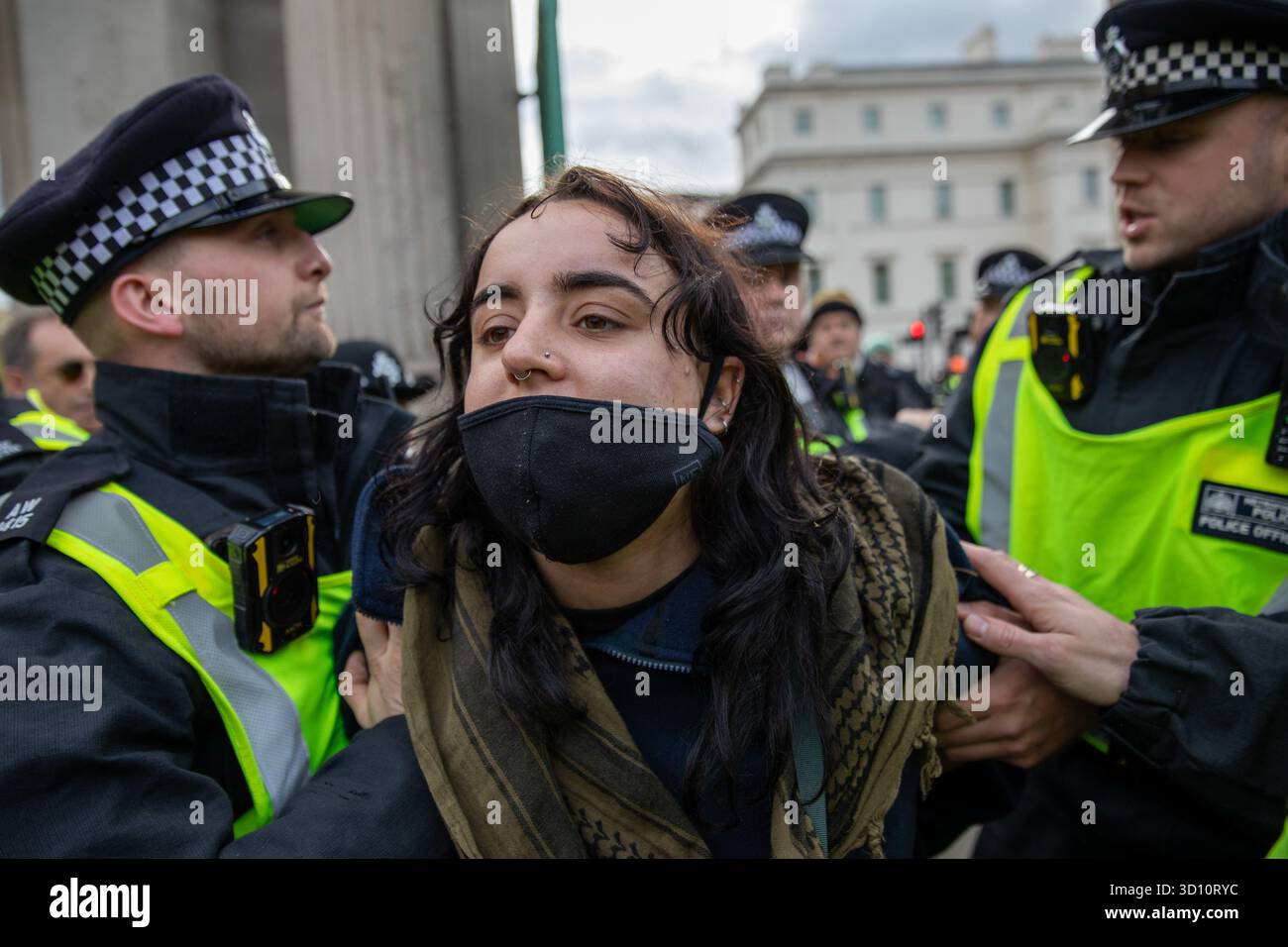 London, UK, 25. Oktober 2025. Die Polizei verhaftet ein Mitglied von Stand Up to Rassismus, weil es Anweisungen bezüglich der Bedingungen, die geschaffen wurden, um gegnerische Demonstranten voneinander zu halten, nicht befolgt hat. Die United Kingdom Independence Party (UKIP), Mitglieder und Unterstützer marschierten durch Zentral-London und forderten Massendeportationen illegaler Einwanderer, während der Führer Nick Tenconi den marsch anführte. Ursprünglich war die Veranstaltung in Whitechapel im Osten Londons geplant. Quelle: James Willoughby/ALAMY Live News Stockfoto London, UK, 25. Oktober 2025. Die Polizei verhaftet ein Mitglied von Stand Up to Rassismus, weil es Anweisungen bezüglich der Bedingungen, die geschaffen wurden, um gegnerische Demonstranten voneinander zu halten, nicht befolgt hat. Die United Kingdom Independence Party (UKIP), Mitglieder und Unterstützer marschierten durch Zentral-London und forderten Massendeportationen illegaler Einwanderer, während der Führer Nick Tenconi den marsch anführte. Ursprünglich war die Veranstaltung in Whitechapel im Osten Londons geplant. Quelle: James Willoughby/ALAMY Live News Stockfoto