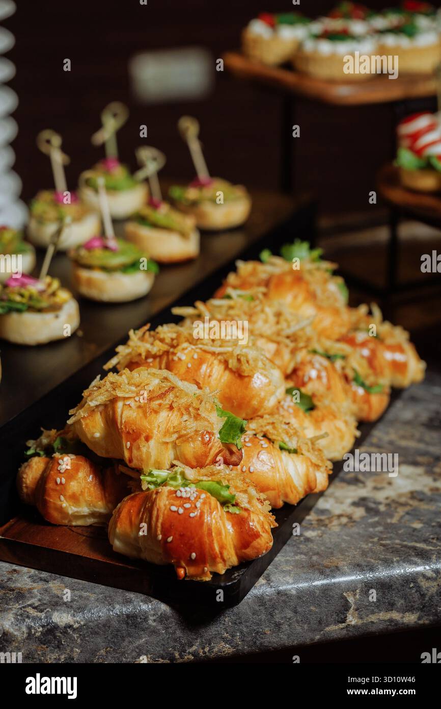 Blätterteiggebäck mit Gemüse und knusprigen Belägen - perfekt für Luxusverpflegung oder Gourmet-Snack-Branding. Stockfoto