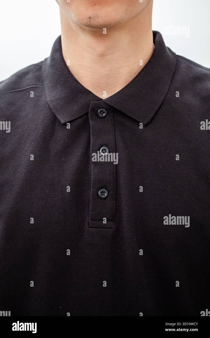 Schlankes Pikestrick-Poloshirt in einfarbigem Schwarz – ideal für einheitliches Design, Herrenmode oder minimalistische Markengrafiken. Stockfoto