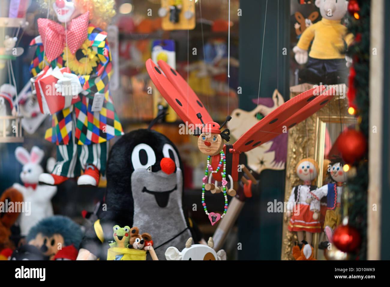 Buntes Spielzeugfenster mit verschiedenen Plüschtieren und Holzspielzeugen in Prag, Tschechische Republik am 10. Januar 2024 Stockfoto