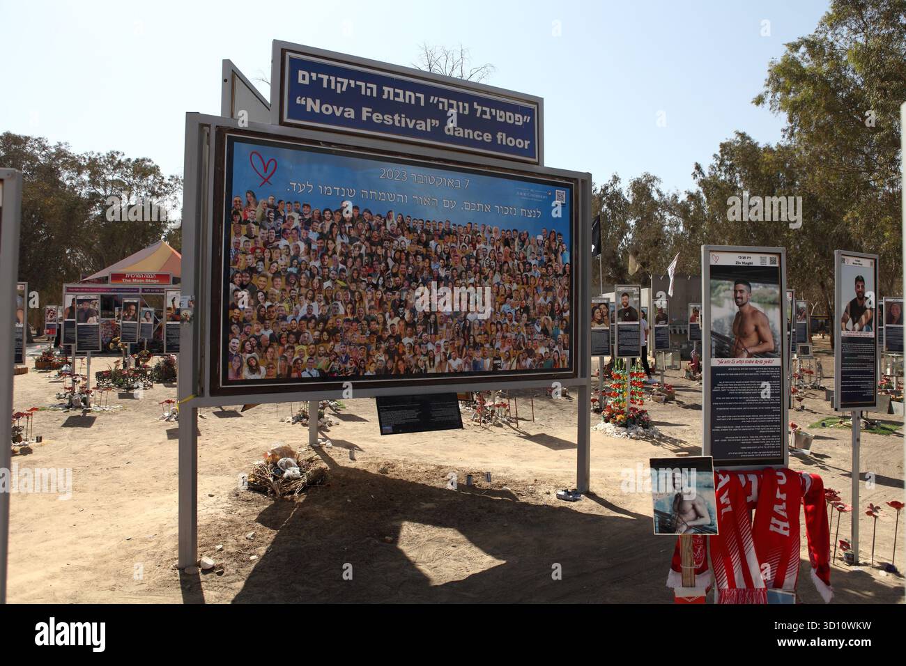 Gaza-Umschlag, Nova Festival OpferMemorial, großes Foto von Hunderten von Nova Festival Tänzern, die alle von der Hamas auf 10.7.2023 getötet wurden und Einzelfotos Stockfoto