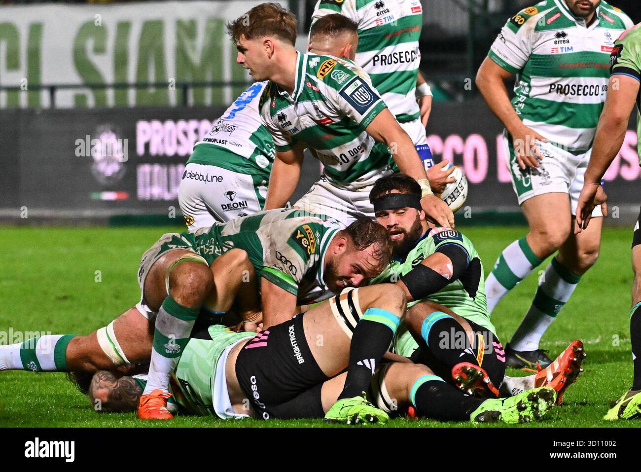 Treviso, Italien. Oktober 2025. Ruck of Benetton Rugby Credit: Unabhängige Fotoagentur/Alamy Live News Stockfoto