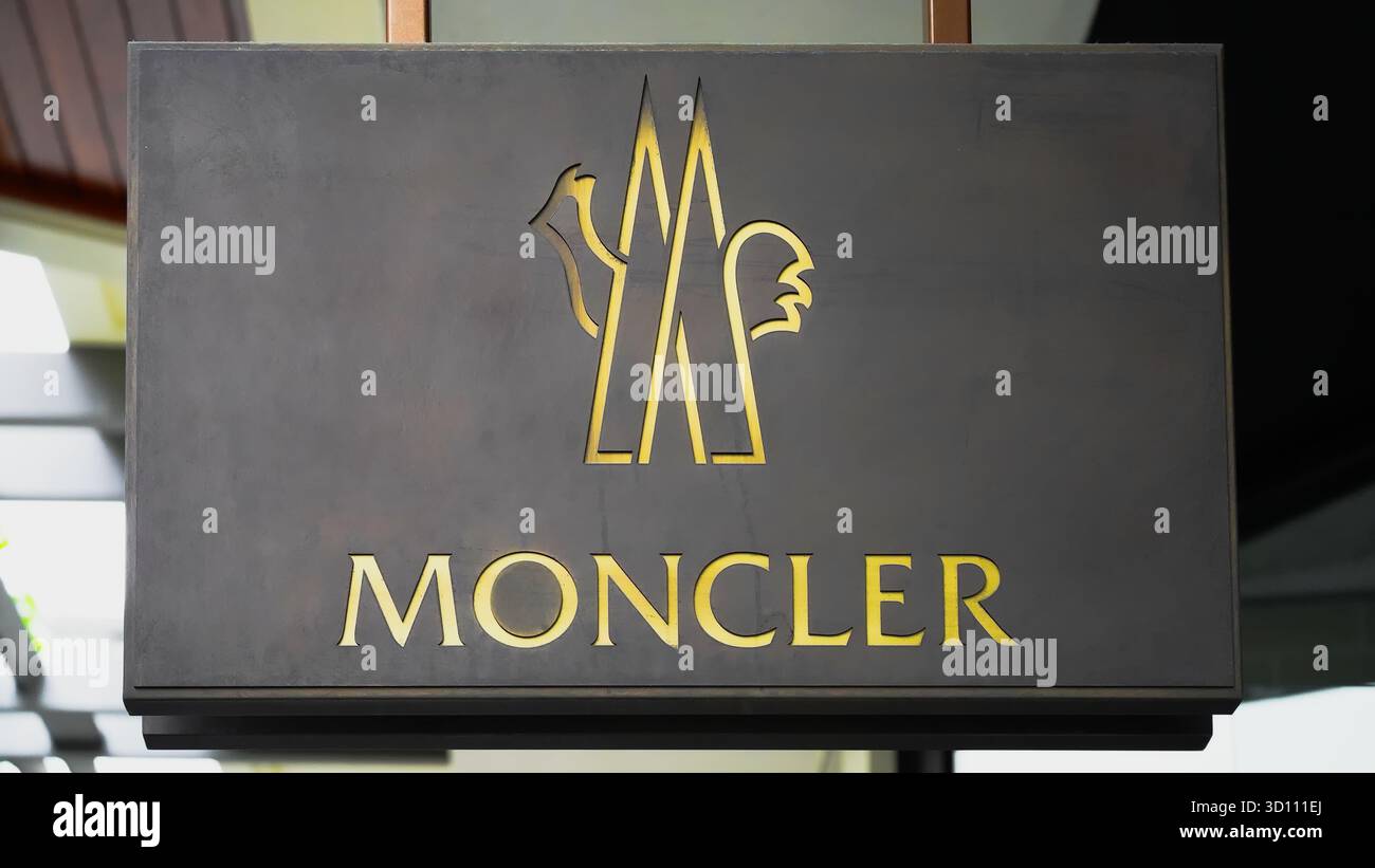 Honolulu, HI - Januar 2025: Italienische Luxusmodemarke Moncler mit Hahn, Monogramm M auf der Außenseite der Boutique im Einkaufszentrum Stockfoto