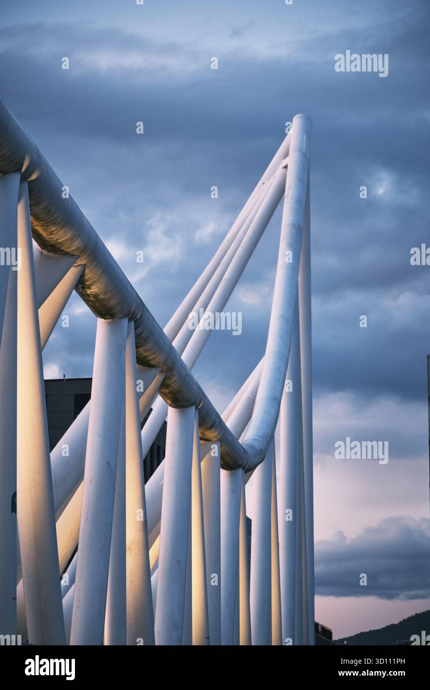 Oslo, Norwegen - 6. September 2025: Nordenga Fußgänger- und Fahrradbrücke im Bezirk Bjorvika Stockfoto