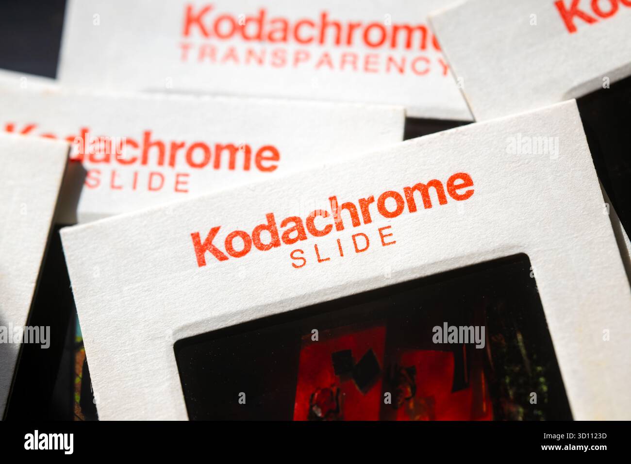 Kodachrome Slide Transparency // Kodachrome Slides, eine Marke von Farbumkehrfolien, die 1935 von Eastman Kodak eingeführt wurde, sind in einem Stapel sichtbar. Kodachrome ist bekannt für seine außergewöhnliche Archivstabilität und die lebendige Farbwiedergabe und war seit Jahrzehnten eine beliebte Wahl für Standbild- und Bewegungsfotografie. Der Film wurde von professionellen Fotografen und Amateuren gleichermaßen verwendet. Die Produktion von Kodachrome-Folien wurde 2009 eingestellt, das letzte Verarbeitungslabor wurde 2010 offiziell geschlossen. Diese Folien stellen eine bedeutende Epoche der fotografischen Geschichte dar. Stockfoto Kodachrome Slide Transparency // Kodachrome Slides, eine Marke von Farbumkehrfolien, die 1935 von Eastman Kodak eingeführt wurde, sind in einem Stapel sichtbar. Kodachrome ist bekannt für seine außergewöhnliche Archivstabilität und die lebendige Farbwiedergabe und war seit Jahrzehnten eine beliebte Wahl für Standbild- und Bewegungsfotografie. Der Film wurde von professionellen Fotografen und Amateuren gleichermaßen verwendet. Die Produktion von Kodachrome-Folien wurde 2009 eingestellt, das letzte Verarbeitungslabor wurde 2010 offiziell geschlossen. Diese Folien stellen eine bedeutende Epoche der fotografischen Geschichte dar. Stockfoto