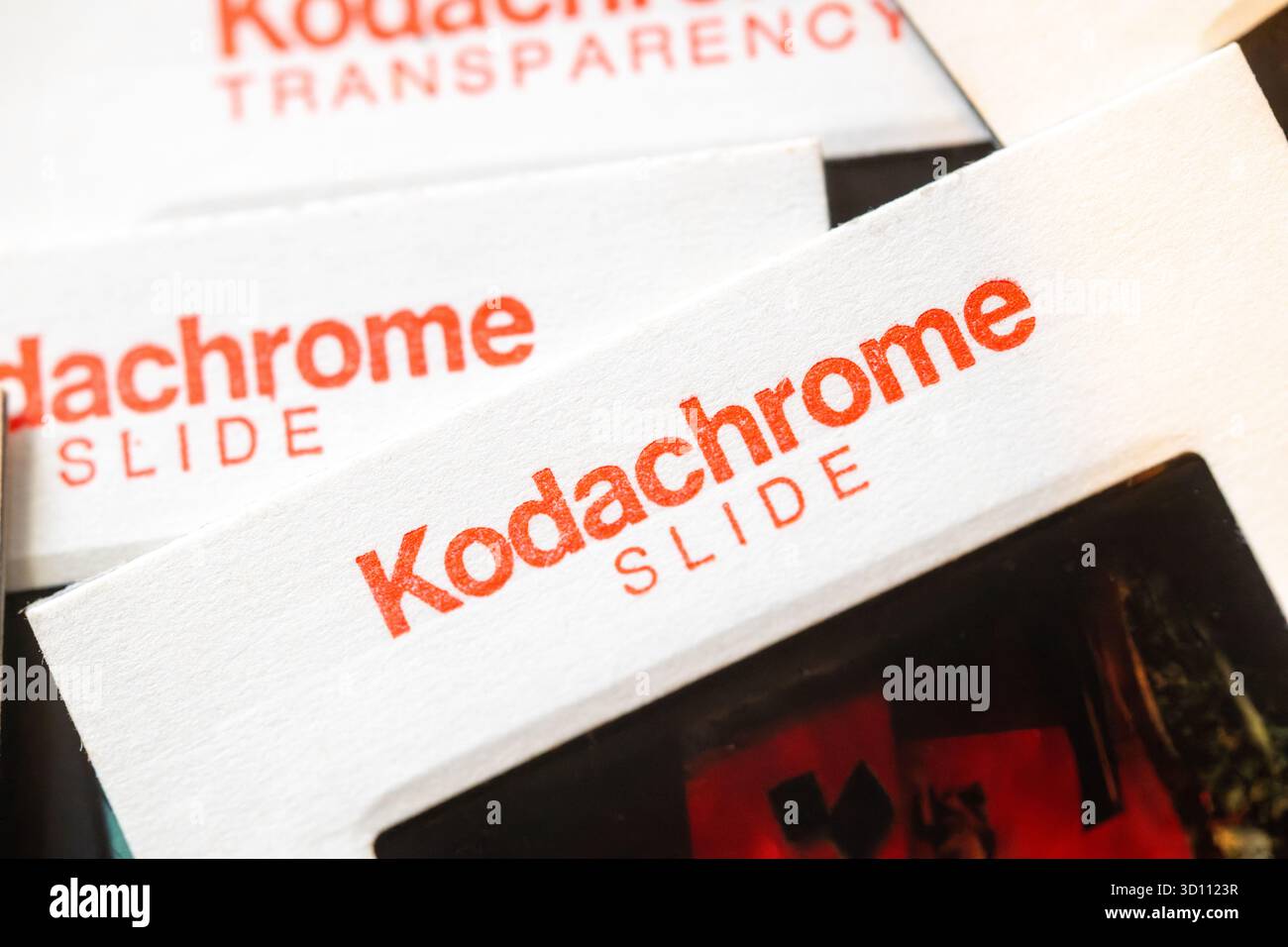 Kodachrome Slide Transparency // mehrere Kodachrome Objektträger sind abgebildet, wobei der Markenname auf den weißen Kartonhalterungen zu sehen ist. Kodachrome war eine Marke von Farbumkehrfolien, die von Eastman Kodak hergestellt wurde und 1935 eingeführt wurde. Sie war bekannt für ihre Archivstabilität, Schärfe und lebendige Farbwiedergabe, wodurch diese Folien sowohl für die professionelle als auch für die Amateurfotografie beliebt sind. Die Produktion von Kodachrome wurde 2009 eingestellt, was das Ende einer ikonischen fotografischen Ära markiert. Stockfoto