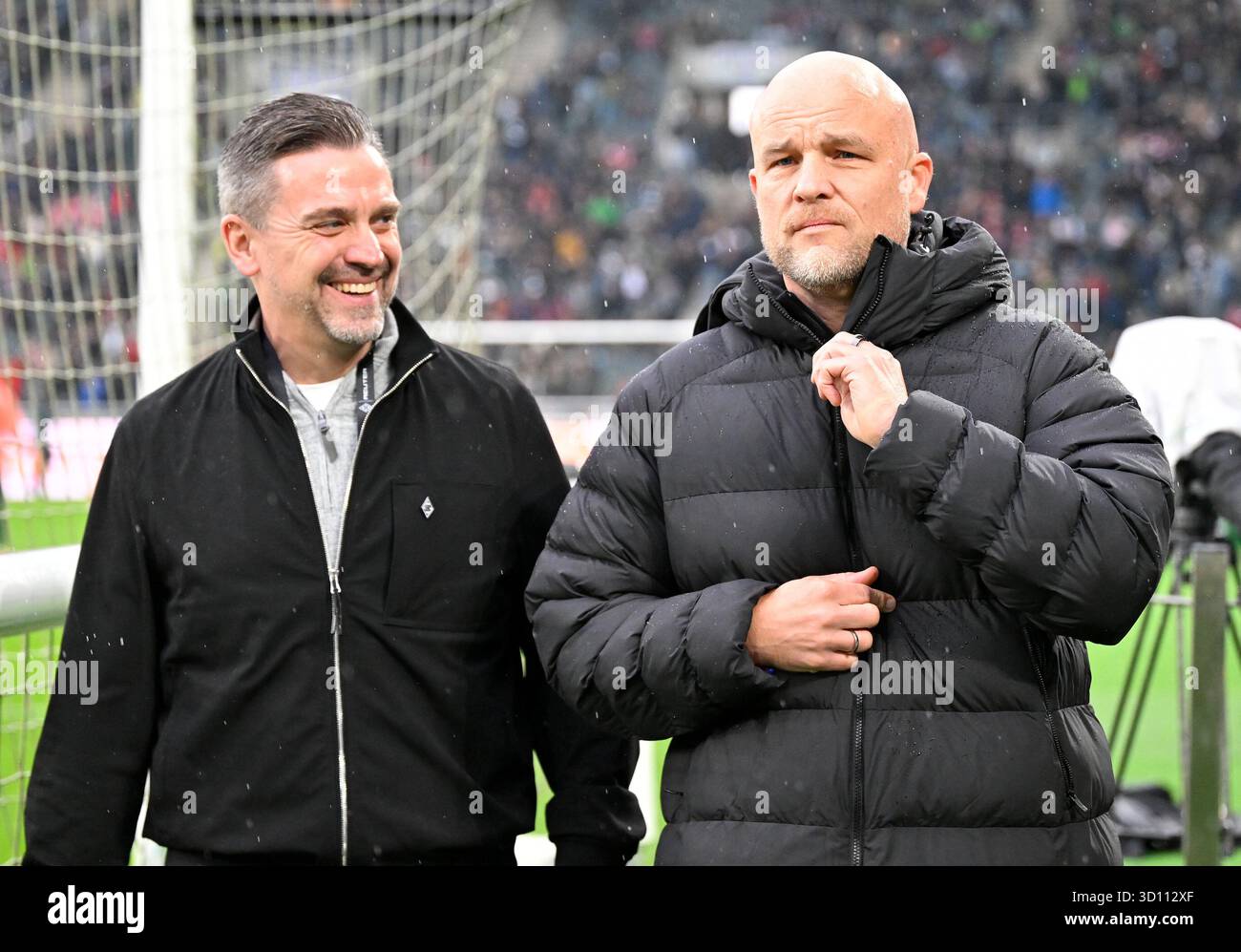 Von links: Michael Lessenich (Leiter Medien/Kommunikation, Gladbach), Sportdirektor Rouven Schroeder (Gladbach) Borussia Mönchengladbach, 25. Oktober 2025, Fußball, Bundesliga, Borussia Mönchengladbach - FC Bayern München 0:3 Stockfoto