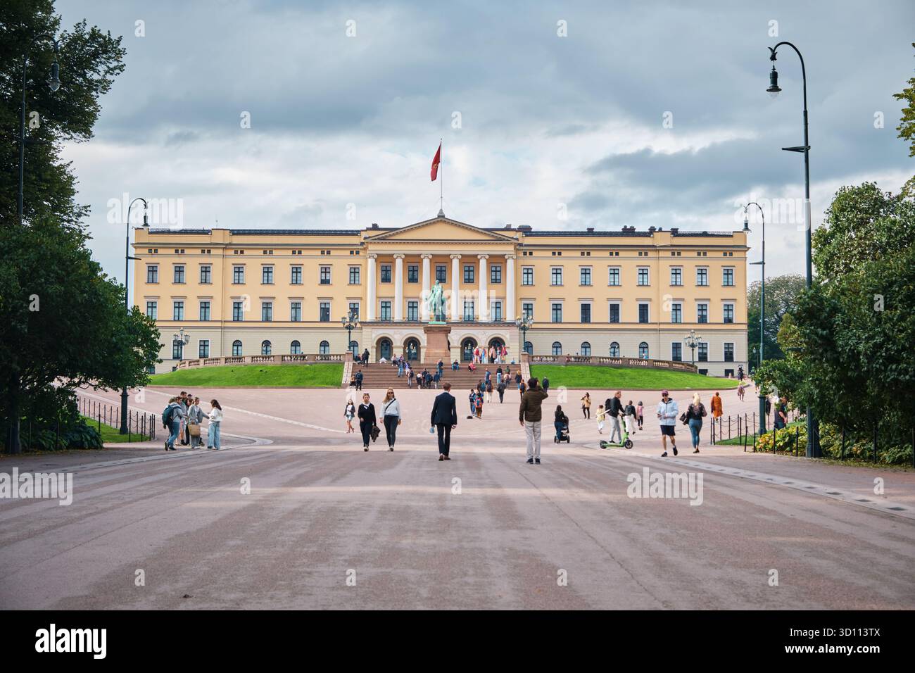 Oslo, Norwegen - 8. September 2025: Der Königspalast in Oslo, die offizielle Residenz der norwegischen Königsfamilie Stockfoto