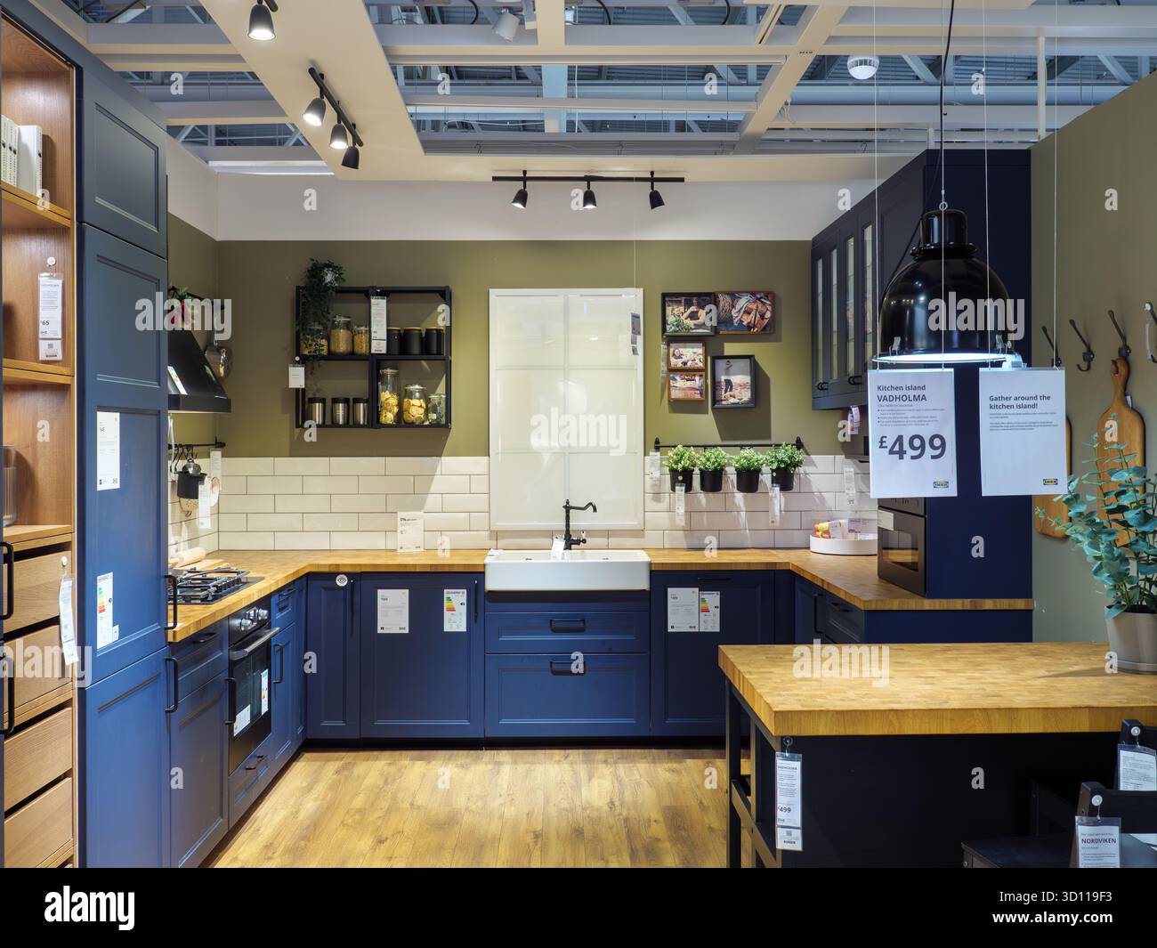 Zeigen Sie Kücheneinheiten im Ikea Möbelgeschäft, England, Großbritannien Stockfoto