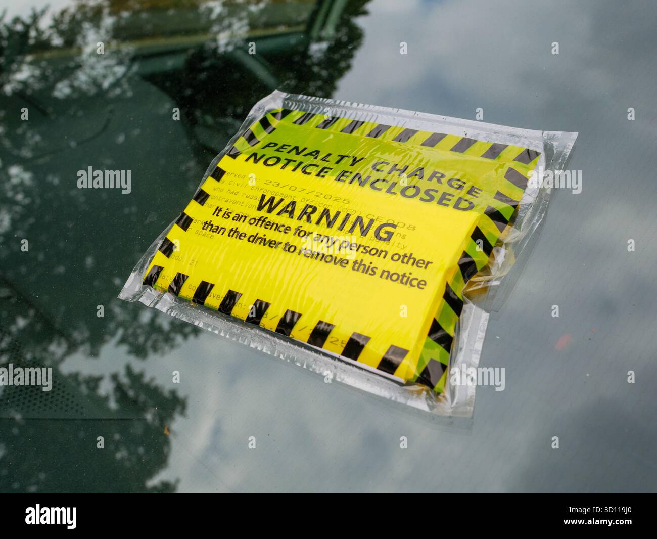 Benachrichtigung über eine Strafgebühr oder Parkgebühr auf der Windschutzscheibe von Car, England, Großbritannien Stockfoto
