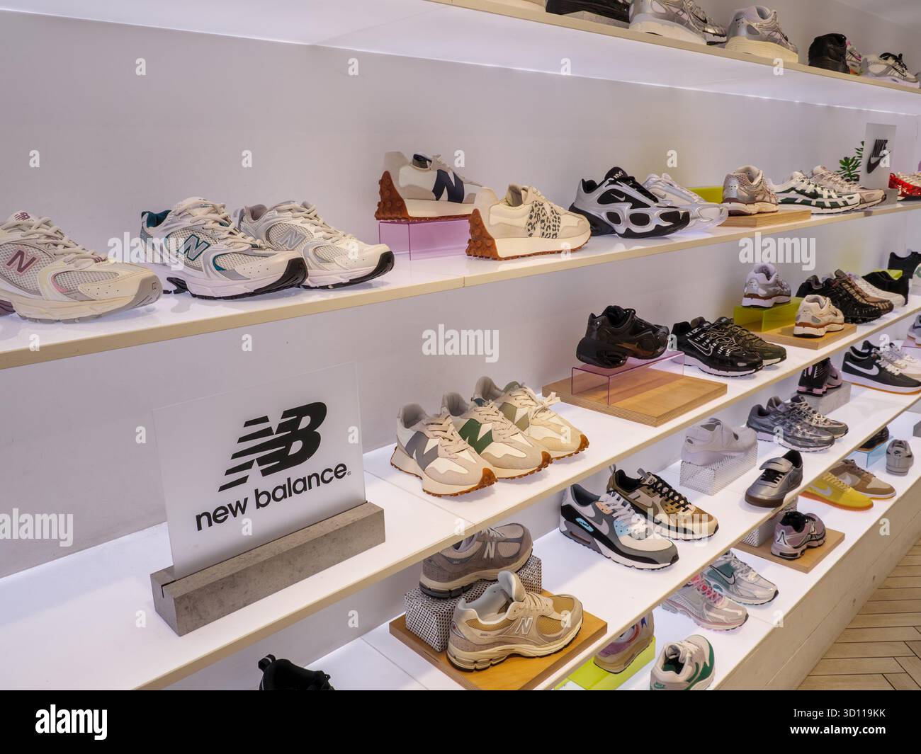 New Balance Sportschuhe in einem Schuhgeschäft in England, Großbritannien Stockfoto