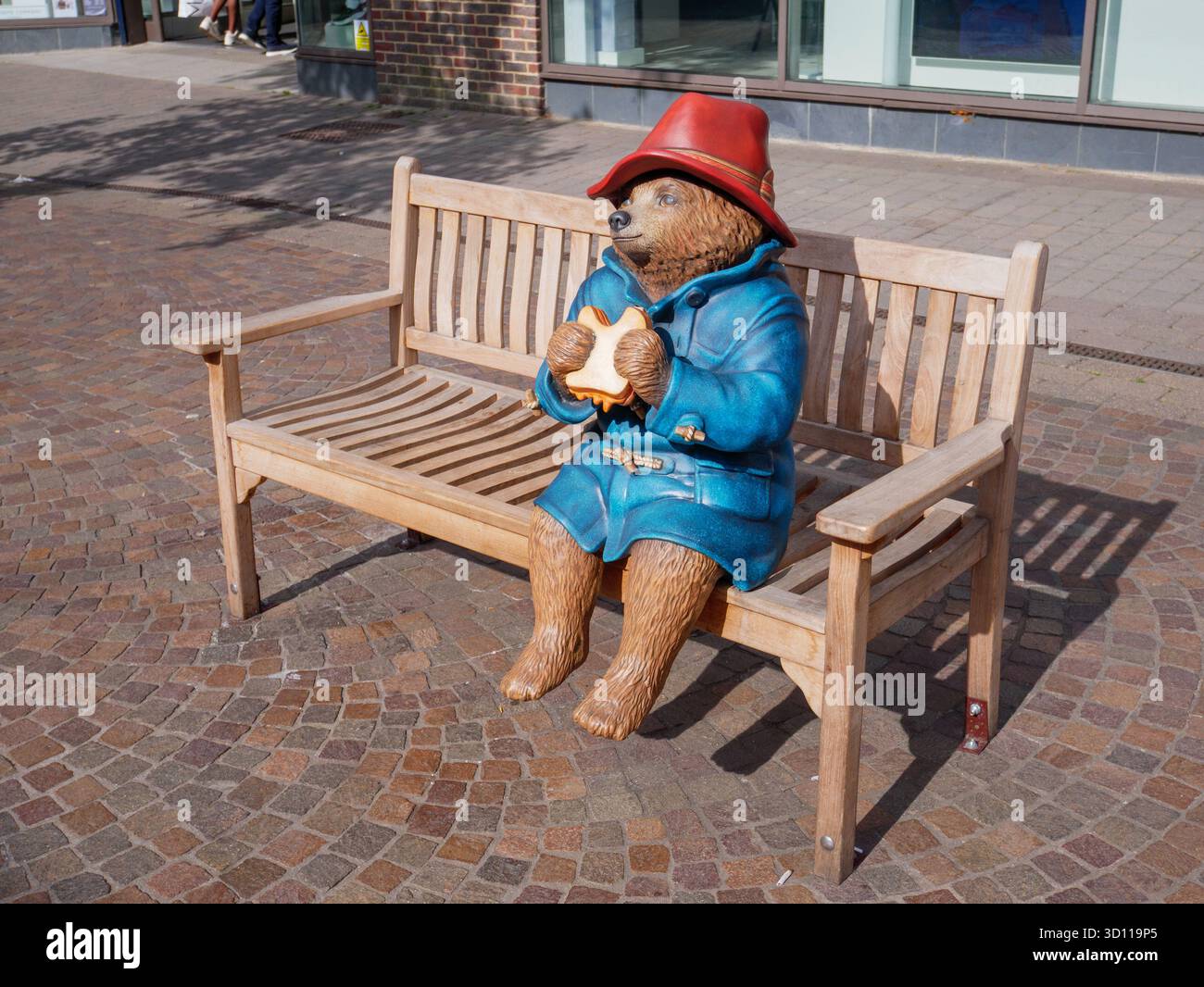 Modell des Paddington-Bären, der auf der Bank sitzt und ein Marmelade-Sandwich isst, Newbury, England, Großbritannien Stockfoto