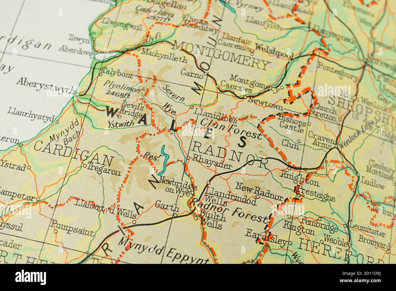 Topografische Karte mit detaillierten geografischen Merkmalen von Wales, mit Konturlinien, die Höhenänderungen zeigen, mit Städten wie Cardiff und Regionen wie solchen Stockfoto