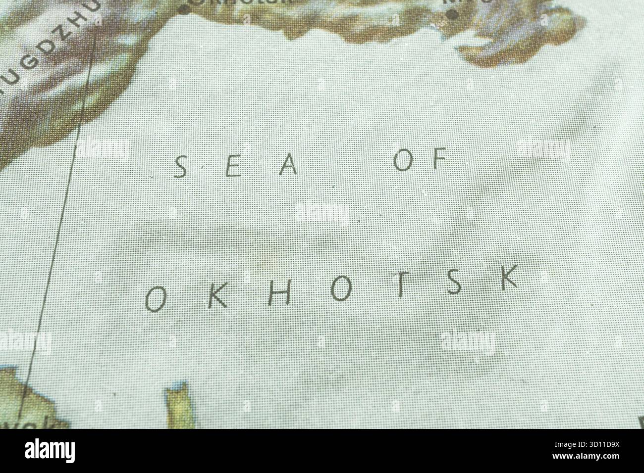 Nahaufnahme eines Kartendetails, das das Ochotskische Meer, den geografischen Kontext Ostsibirien, die Pazifikküste, die pädagogische oder historische Nutzung, Potenti zeigt Stockfoto