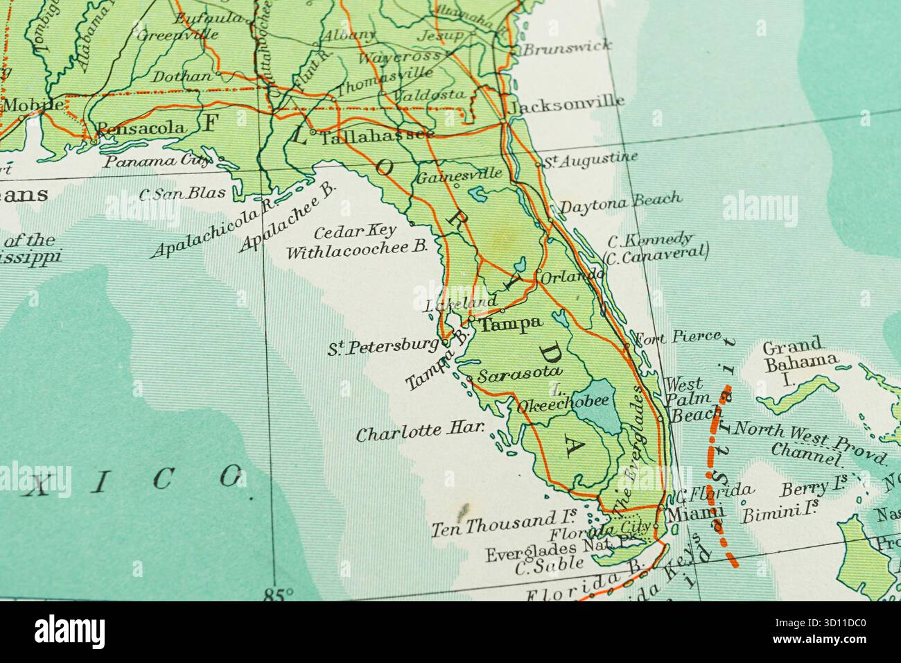 Nahaufnahme einer antiken Weltkarte mit Schwerpunkt auf Mittelamerika und Karibik, mit farbigen Regionen, die Landmassen repräsentieren und variierende Grüntöne für Ellev Stockfoto