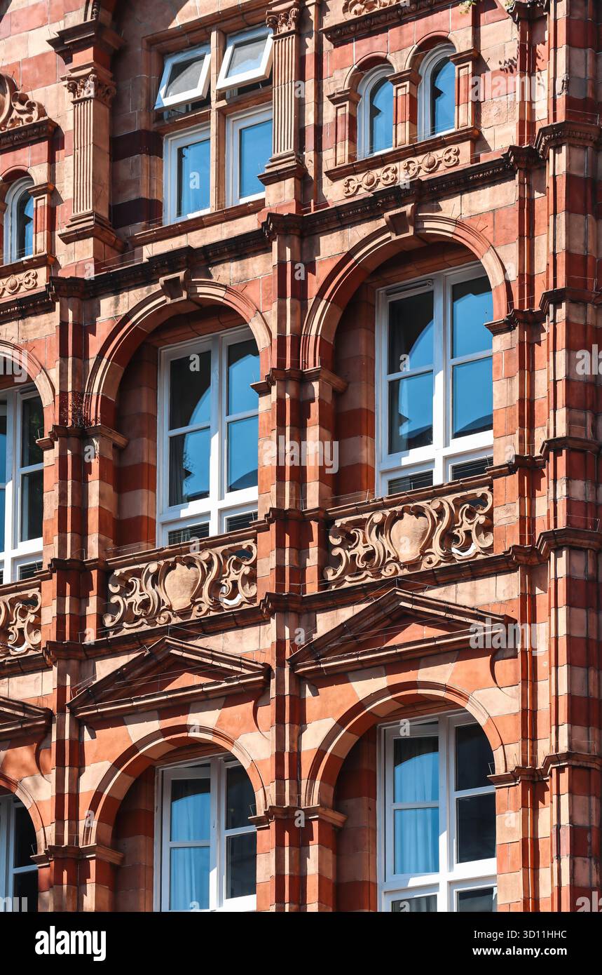 London, Vereinigtes Königreich - 13. August 2022: Verzierte viktorianische rote und beige Backsteinfassade im Stadtteil Kensington Stockfoto