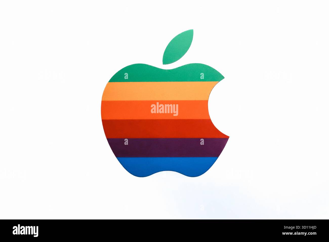 London, Vereinigtes Königreich - 13. August 2022: Vintage Rainbow Apple Logo aus den späten 1970er Jahren im Science Museum in London ausgestellt Stockfoto