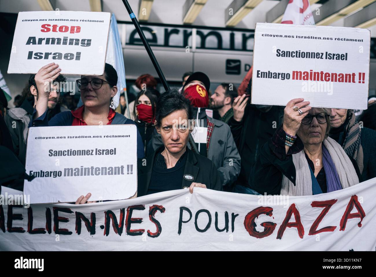 Roissy, Frankreich. Oktober 2025. Proteste am Flughafen Roissy Charles de Gaulle, organisiert von Gewerkschaften und den Verbänden BDS (Boykott, Desinvestition, Sanktionen) und Aser (Action Securite Ethique Republicaines), um die Lieferung französischer Ausrüstung der Firma Sermat für Israel am Donnerstag, den 23. Oktober, anzuprangern. Diese Komponenten sind für Drohnen bestimmt, die von Elbit Systems entwickelt wurden, einem der Hauptlieferanten der israelischen Armee. - 25/10/2025 - Frankreich/Roissy - Olivier Donnars/Le Pictorium Credit: LE PICTORIUM/Alamy Live News Stockfoto