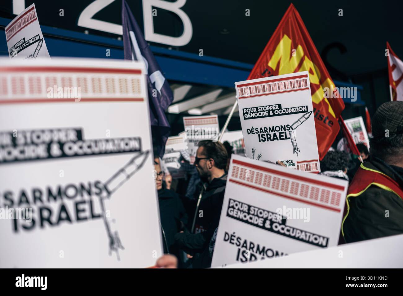 Roissy, Frankreich. Oktober 2025. Proteste am Flughafen Roissy Charles de Gaulle, organisiert von Gewerkschaften und den Verbänden BDS (Boykott, Desinvestition, Sanktionen) und Aser (Action Securite Ethique Republicaines), um die Lieferung französischer Ausrüstung der Firma Sermat für Israel am Donnerstag, den 23. Oktober, anzuprangern. Diese Komponenten sind für Drohnen bestimmt, die von Elbit Systems entwickelt wurden, einem der Hauptlieferanten der israelischen Armee. - 25/10/2025 - Frankreich/Roissy - Olivier Donnars/Le Pictorium Credit: LE PICTORIUM/Alamy Live News Stockfoto