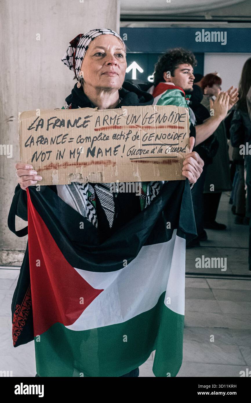 Roissy, Frankreich. Oktober 2025. Proteste am Flughafen Roissy Charles de Gaulle, organisiert von Gewerkschaften und den Verbänden BDS (Boykott, Desinvestition, Sanktionen) und Aser (Action Securite Ethique Republicaines), um die Lieferung französischer Ausrüstung der Firma Sermat für Israel am Donnerstag, den 23. Oktober, anzuprangern. Diese Komponenten sind für Drohnen bestimmt, die von Elbit Systems entwickelt wurden, einem der Hauptlieferanten der israelischen Armee. - 25/10/2025 - Frankreich/Roissy - Olivier Donnars/Le Pictorium Credit: LE PICTORIUM/Alamy Live News Stockfoto
