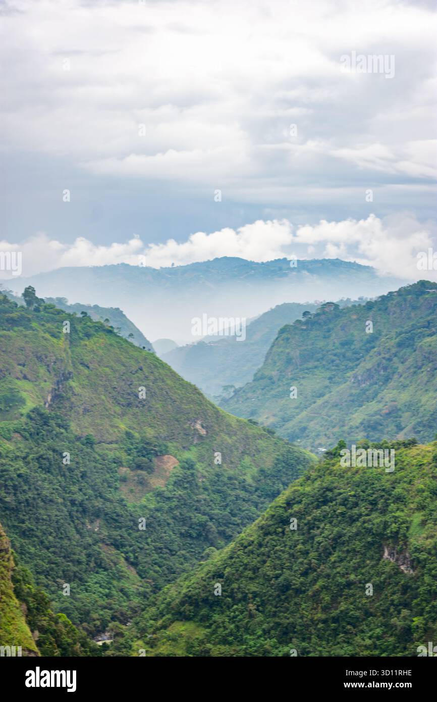 Atemberaubender Blick auf die Magdalena-Schlucht in San Agustin, Huila, Kolumbien, umgeben von üppigen grünen Bergen unter einem bewölkten Himmel. Stockfoto