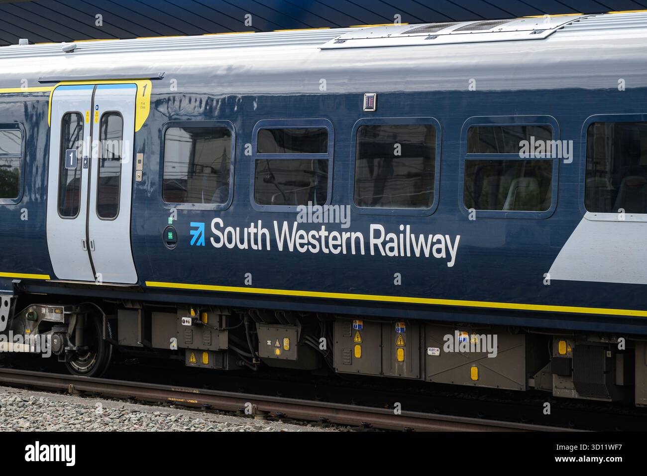 Reading, Großbritannien - 21. August 2025; Name und Logo der South Western Railway auf der Seite des Personenzugs Stockfoto