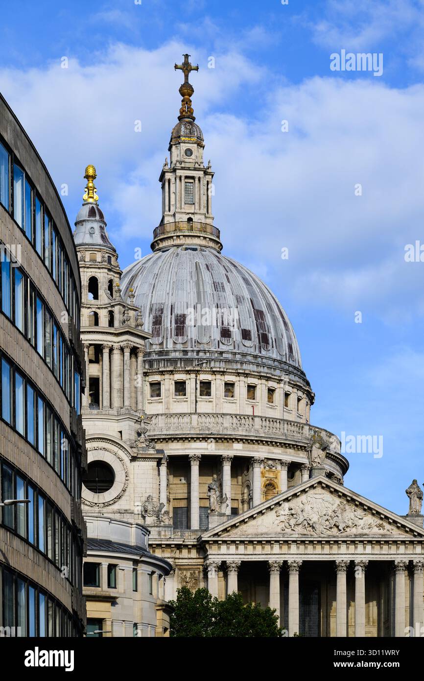 London, Großbritannien - 20. August 2025; teilweiser Blick auf die Westfassade der St. Paul's Cathedral Stockfoto