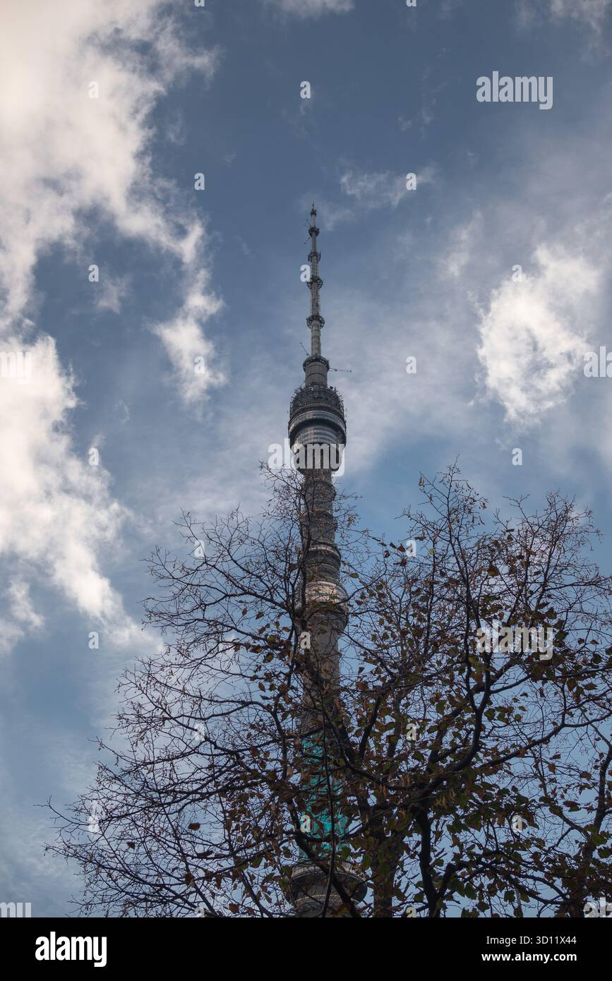 Ostankino-Turm in Moskau, Herbststadt, Blick von unten Stockfoto