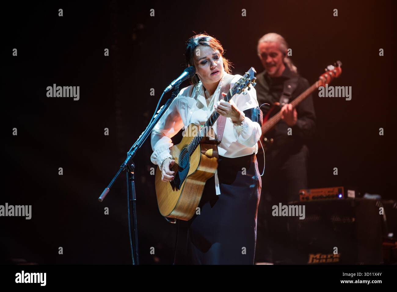 Die italienische Sängerin und Songwriterin Carmen Consoli spielt am 23. Oktober 2025 im Rahmen ihrer Amuri Luci-Tour das Teatro Colosseo in Turin Stockfoto
